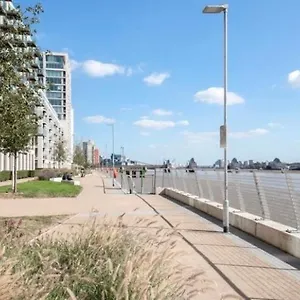 Large Double Overlooking The Thames , London United Kingdom